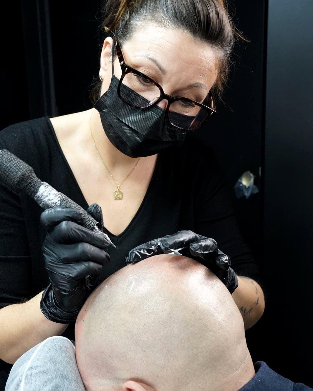 Tricopigmentation en cabinet — Sabrina Urbin et client en séance
