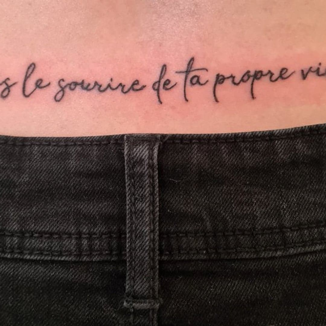 Tatouage citation bas du dos — Sois le sourire de ta propre vie