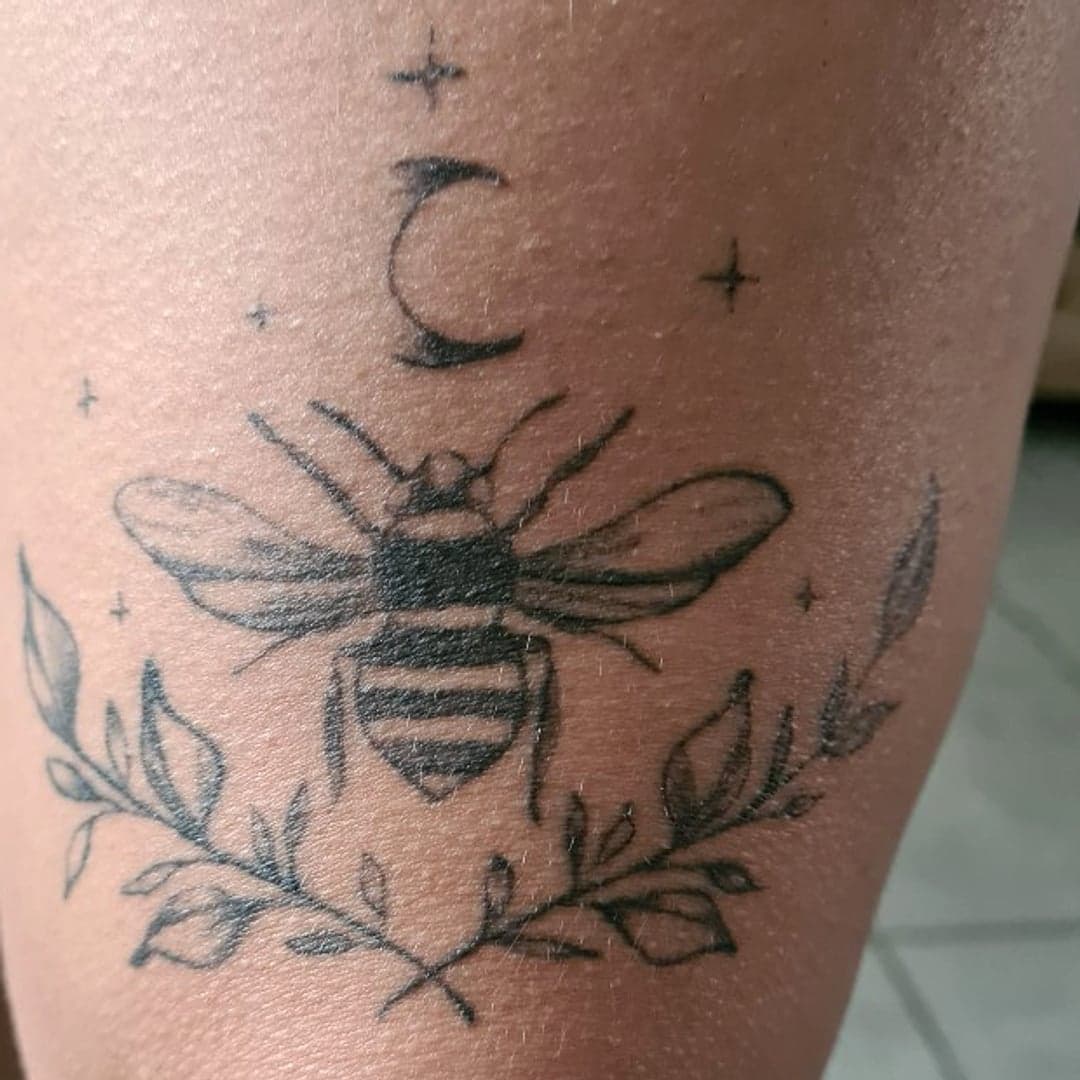 Tatouage abeille, lune et étoiles