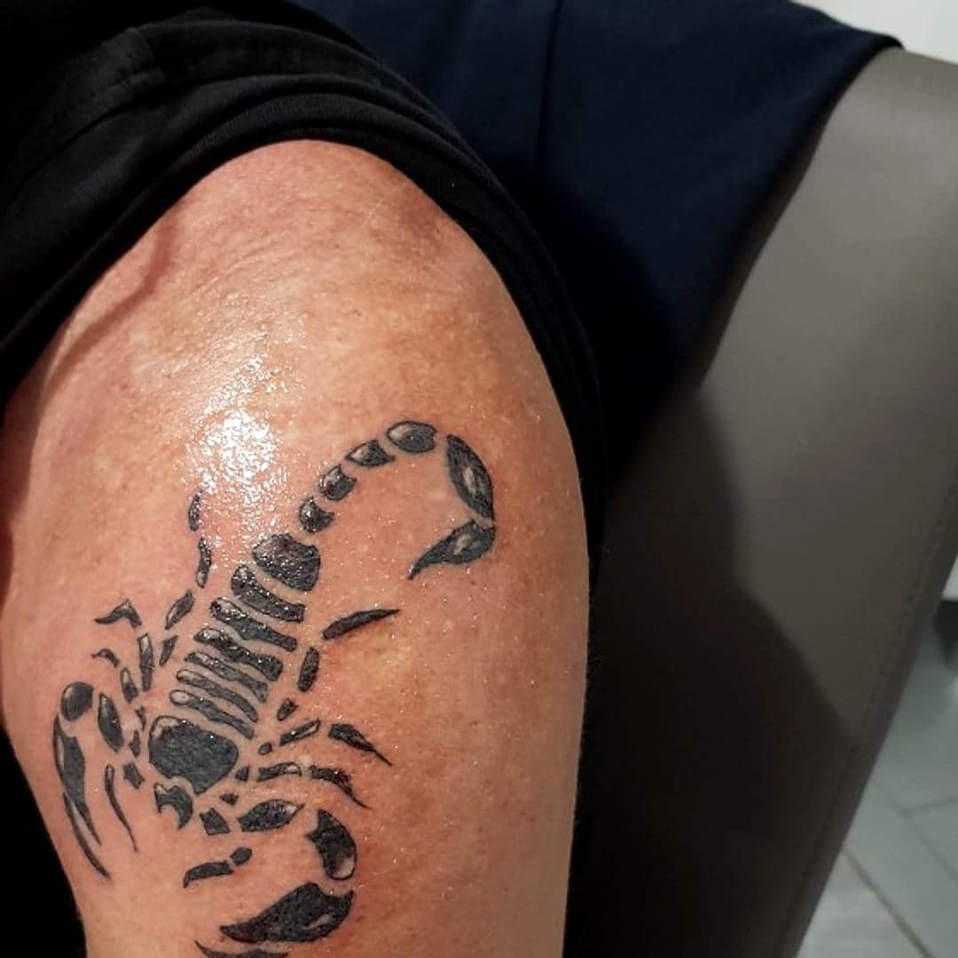 Tatouage scorpion en noir plein — épaule